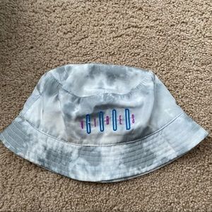 good vibes white & gray tie dye bucket hat.